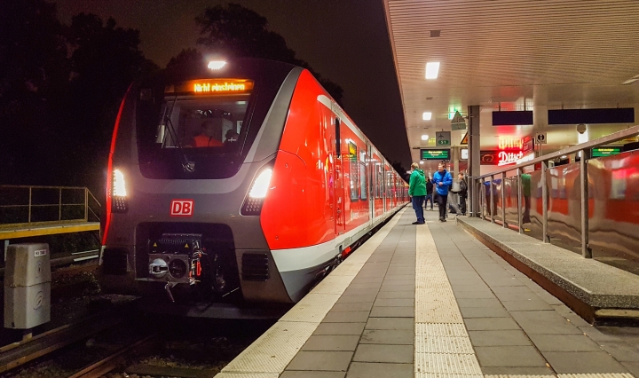 Am 11. Oktober war es so weit: Der erste Zug der Baureihe 490 sollte seine ersten Testfahrten im Hamburger S-Bahn-Netz machen. Um 20:53 und damit über eine Stunde später als man aus dem Buschfunk vernehmen konnte fuhr der Zug an den Bahnsteig heran und zunächst nach Poppenbüttel. Am Freitag ging es für den Zug 490 101 wieder zurück nach Hennigsdorf. Wann die Testfahrten weitergehen, wird man sehen.