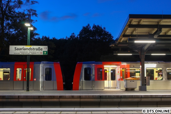 In der blauen Stunde des 6. Augusts hält DT5 341/325 gerade im Bahnhof Saarlandstraße. Die selbstständige Türschließung wurde nach Beschwerden verlangsamt, von ursprünglich drei auf „neuerdings“ sechs Sekunden. Das ist übrigens genauso lang, wie die Belichtungszeit dieses Fotos…