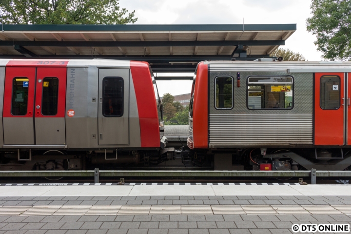 Schiebezug bei der U-Bahn – ein Bild, welches nicht alltäglich ist. Das ist wohl auch gut so, dennoch muss das Fahrpersonal für den Fall der Fälle geschult sein. DT5 und DT3 lassen sich nur mittels Hilfskupplung kuppeln, welche hier auch zu sehen ist. Kurze Zeit fuhr der Zug in Richtung Kehre Saarlandstraße los. Am 22. September bestand dieser „Lehr-Schiebezug“ aus DT5 307 und DT3 910.